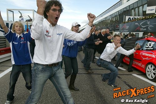 Iedereen uit het Wijzonol Rhesus Racing Team was blij